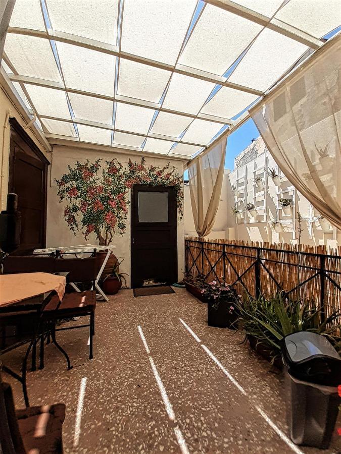 Central 9 Rooms Ermoupoli Bagian luar foto