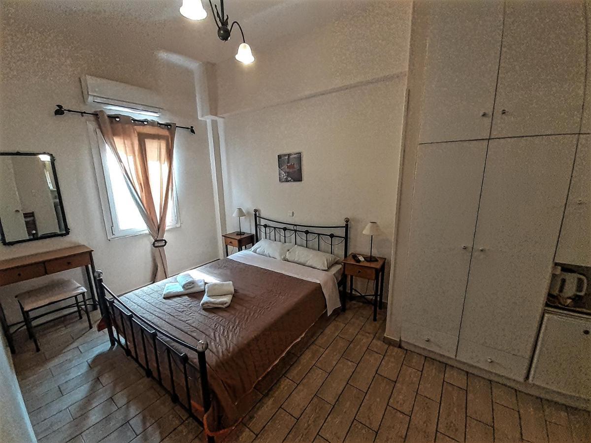 Central 9 Rooms Ermoupoli Bagian luar foto
