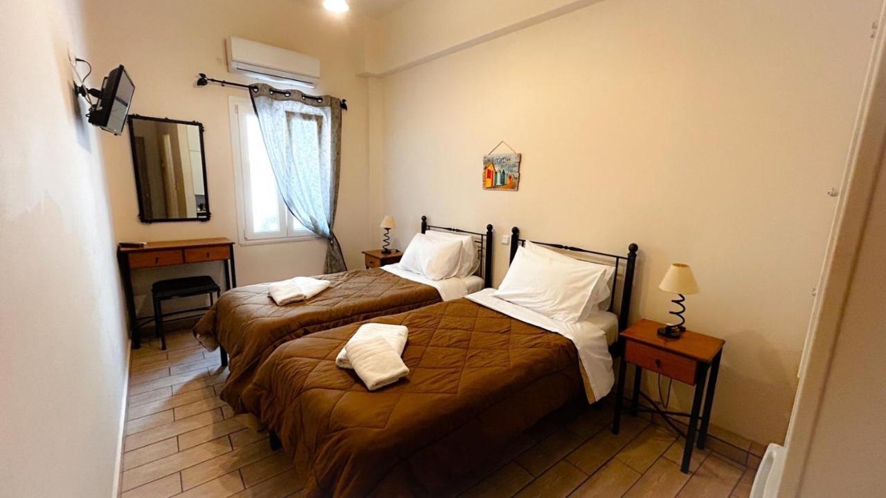 Central 9 Rooms Ermoupoli Bagian luar foto