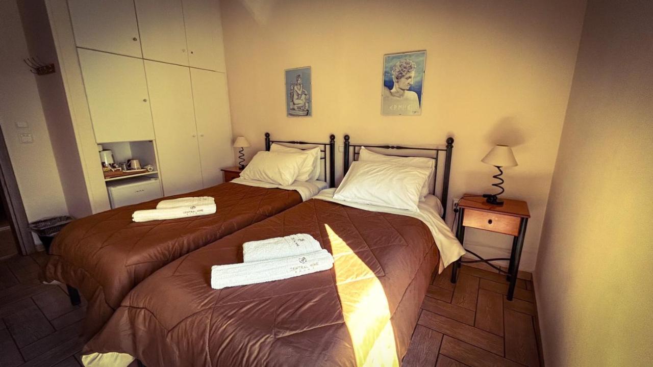 Central 9 Rooms Ermoupoli Bagian luar foto