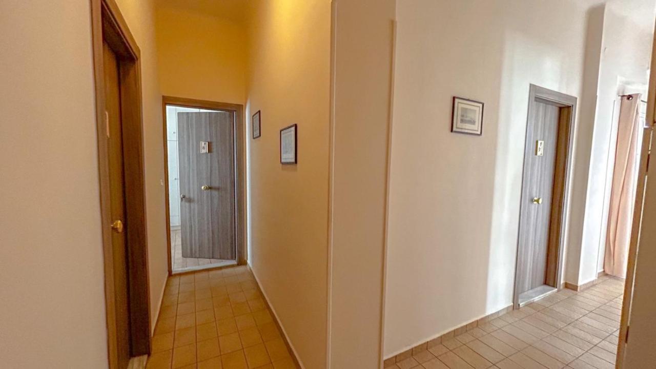 Central 9 Rooms Ermoupoli Bagian luar foto