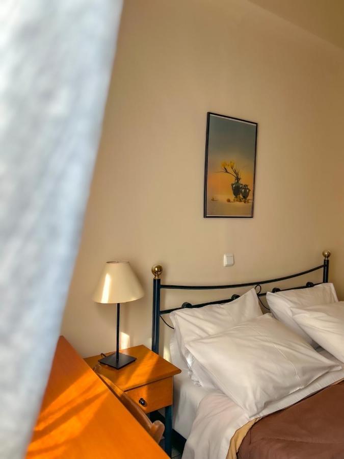Central 9 Rooms Ermoupoli Bagian luar foto