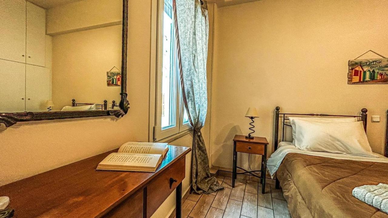 Central 9 Rooms Ermoupoli Bagian luar foto