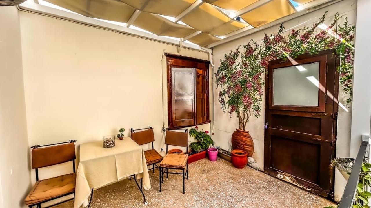 Central 9 Rooms Ermoupoli Bagian luar foto