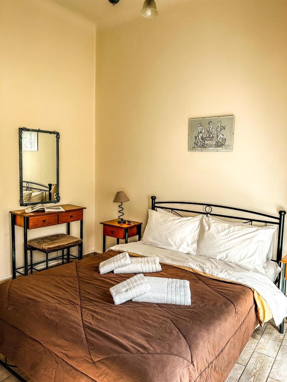 Central 9 Rooms Ermoupoli Ruang foto