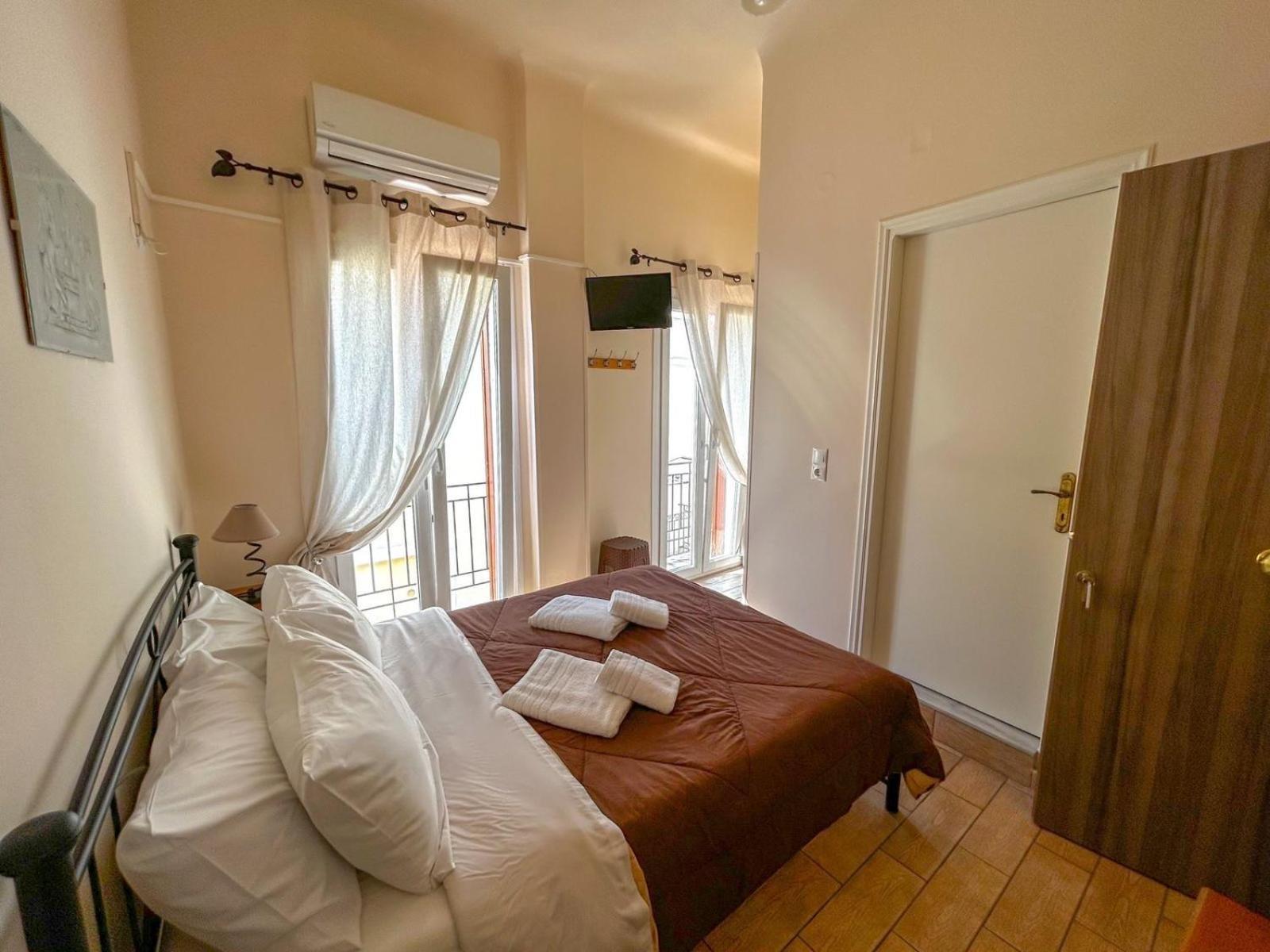 Central 9 Rooms Ermoupoli Ruang foto