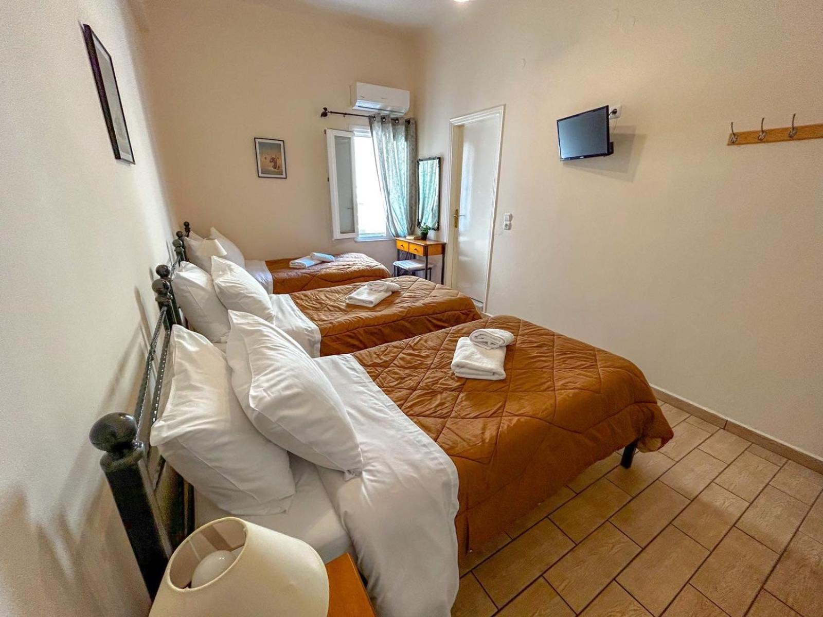 Central 9 Rooms Ermoupoli Bagian luar foto
