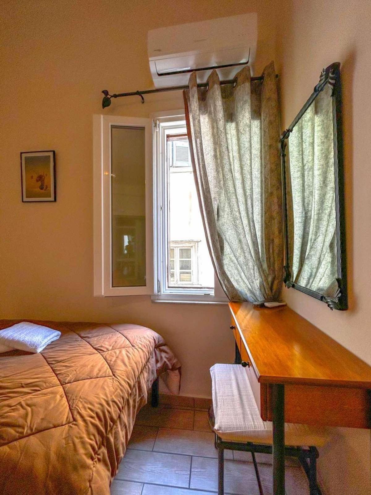 Central 9 Rooms Ermoupoli Ruang foto