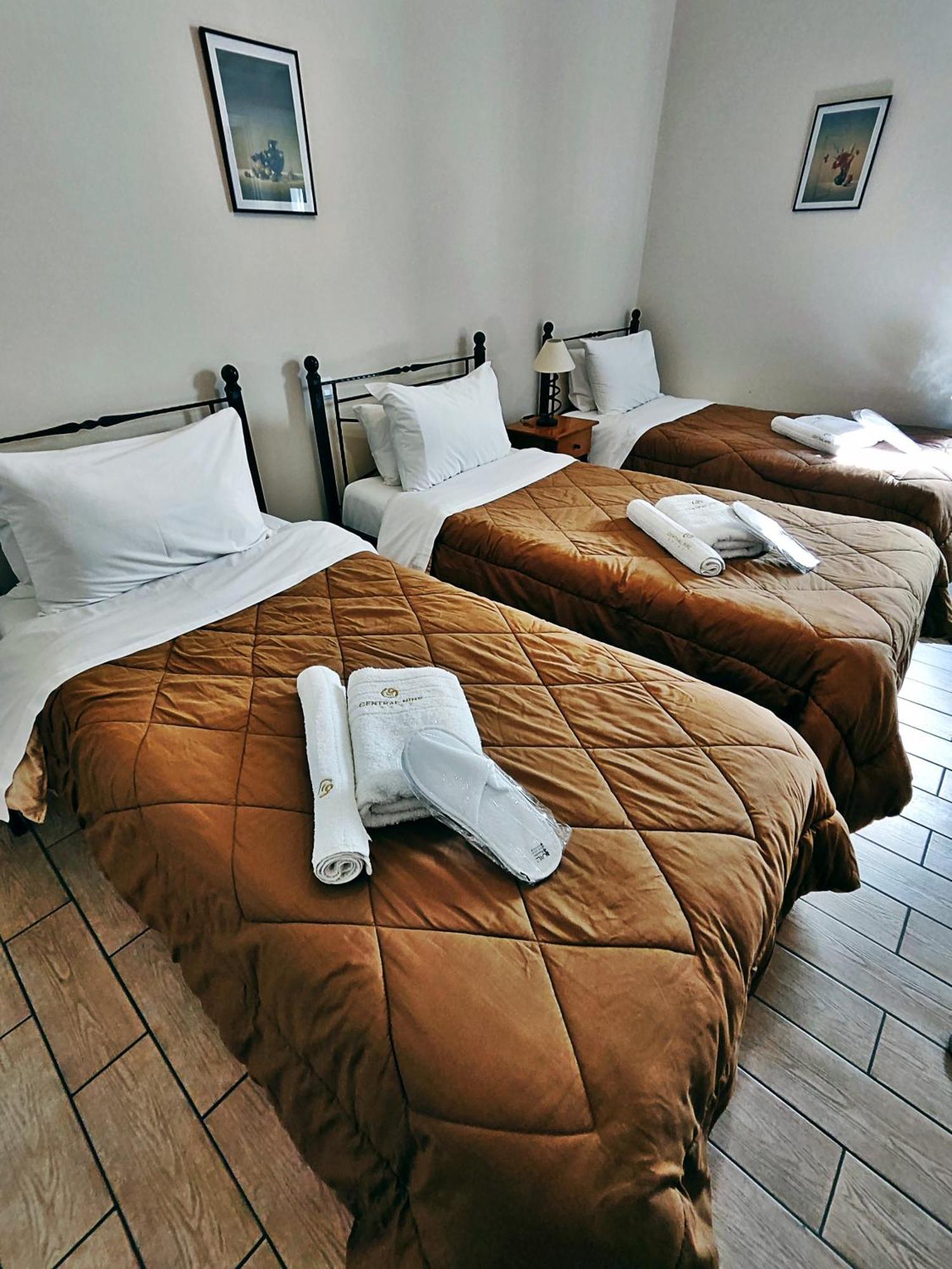 Central 9 Rooms Ermoupoli Ruang foto