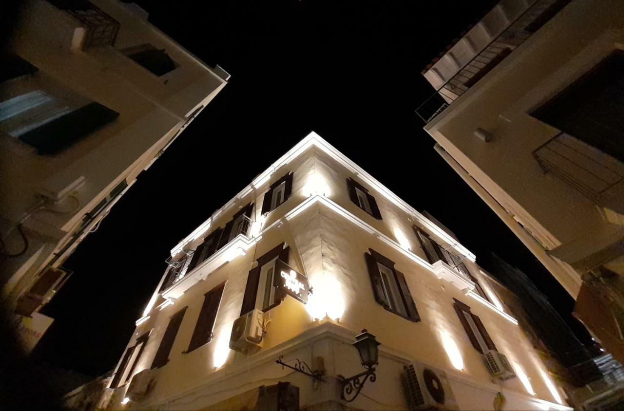 Central 9 Rooms Ermoupoli Bagian luar foto