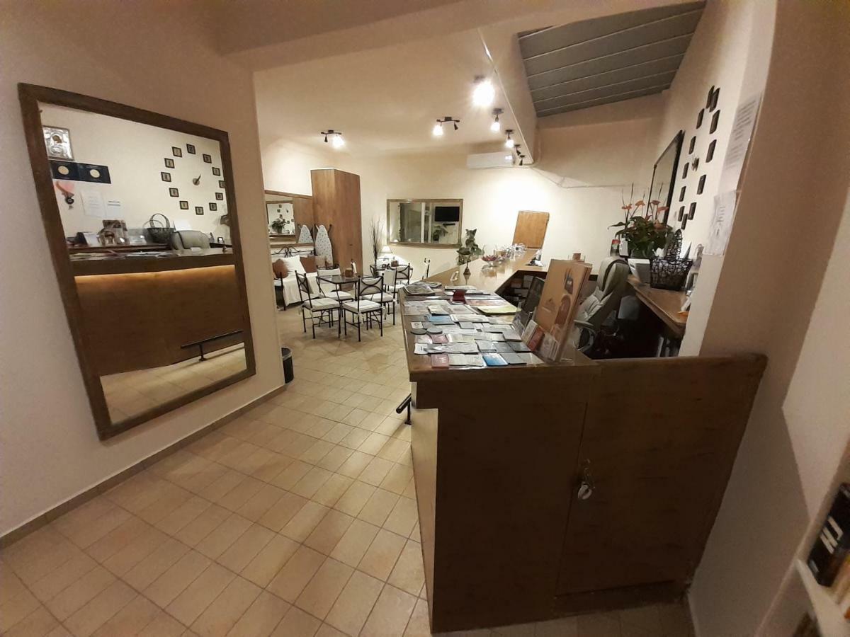 Central 9 Rooms Ermoupoli Bagian luar foto
